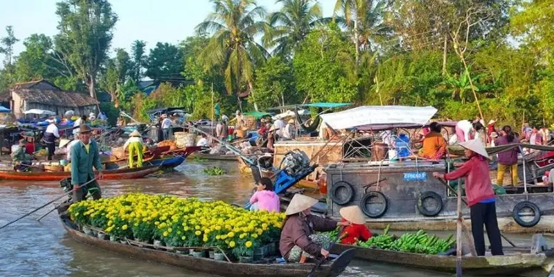 Thuê ghe tại chợ giúp du khách thuận tiện tham quan