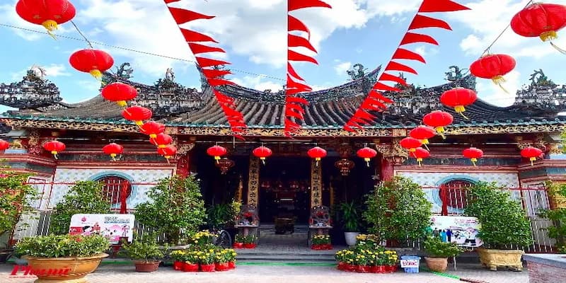 Tới chùa Kiến An Cung để xin phước lành