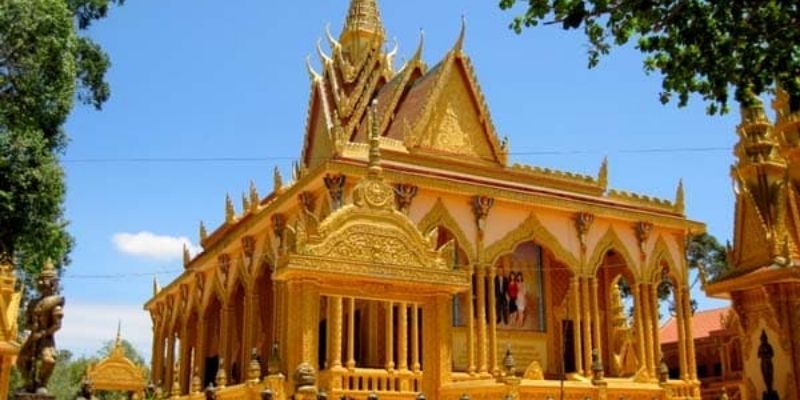 Không gian thanh tịnh với các pho tượng Phật và Bồ Tát