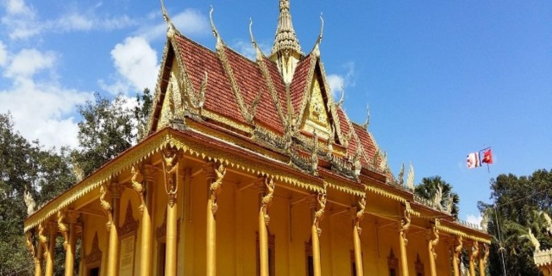 Kiến trúc của chùa kết hợp mái óng bích xanh và họa tiết chạm khắc tinh xảo