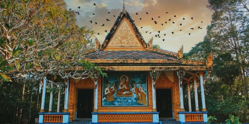 Chùa Dơi nổi bật với kiến trúc độc đáo và đàn dơi sinh sống quanh khuôn viên