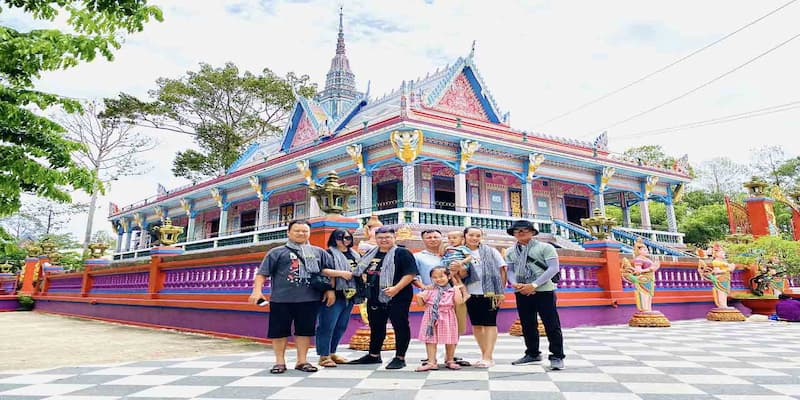 Nên mặc đồ kín đáo khi vào chùa chén