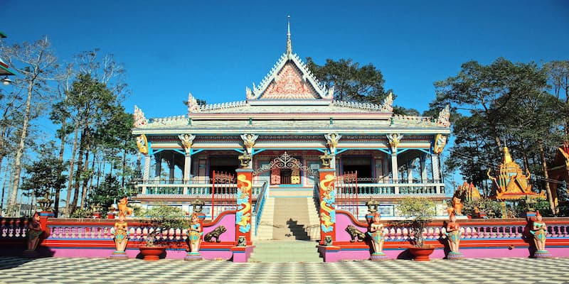 Tránh mang dép khi đặt chân vào chánh điện