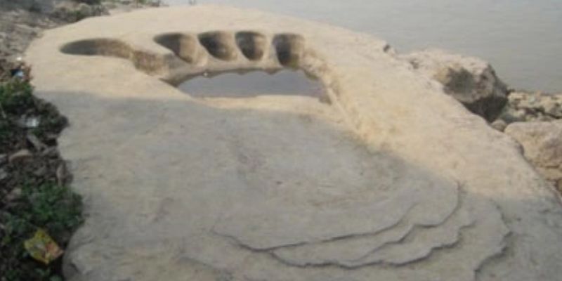 Mô phỏng bàn chân khổng lồ của người Giao Chỉ tại chùa