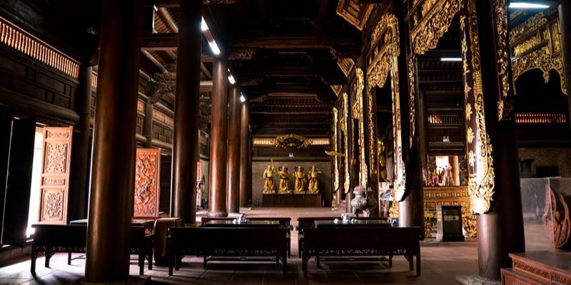 Các gian nhà kết hợp với cột gỗ lim chắc chắn