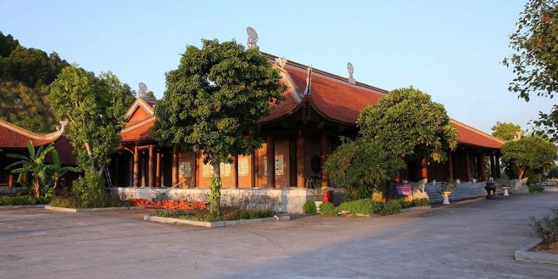 Kiến trúc đền chùa đặc trưng kết hợp với điêu khắc tinh xảo