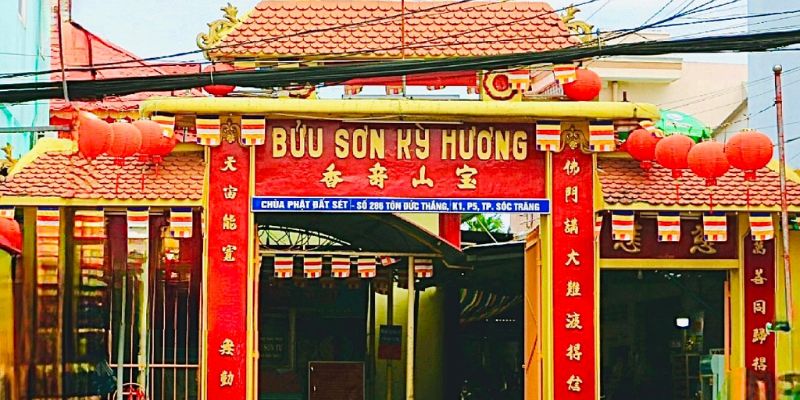 Chùa khi được nhìn từ bên ngoài nổi bật với mái ngói đỏ tươi