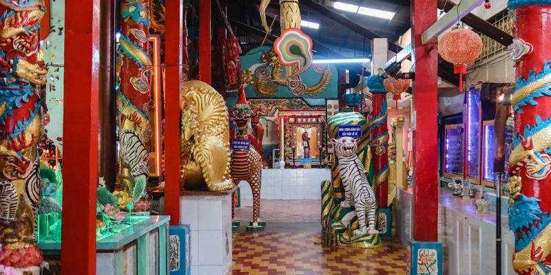 Các cột chùa đều được đắp từ đất sét