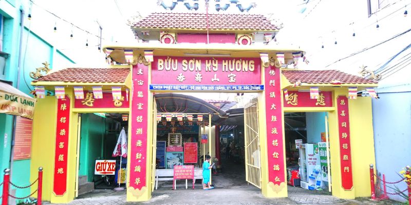 Chùa Đất Sét là một trong các di tích nổi bật ở Long An