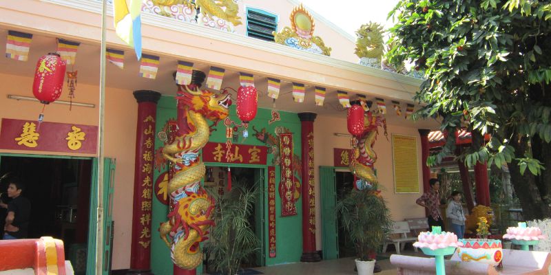 Ngôi chùa độc đáo với các tác phẩm bằng đất sét