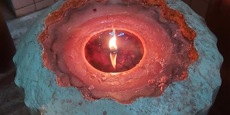 Các cặp đèn cầy được thắp lên vào dịp rằm tháng Bảy âm lịch