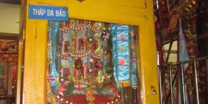 Tháp Đa Bảo có tổng cộng 208 cửa tương đương 208 pho tượng