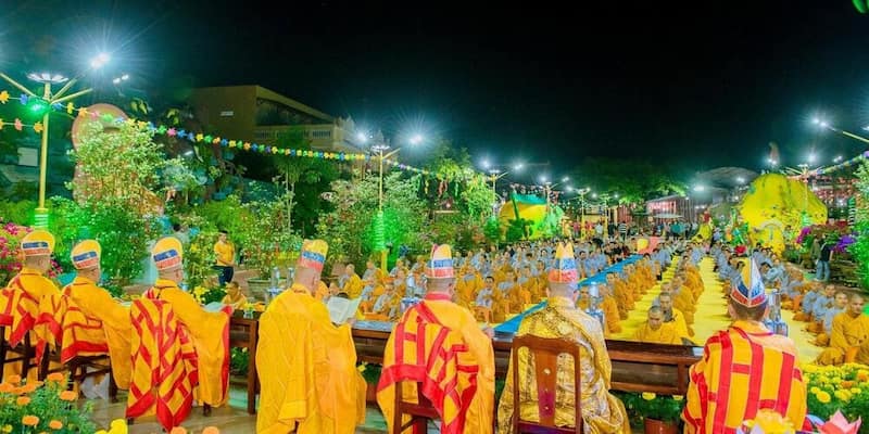 Nhiều du khách đến chùa để cầu nguyện và chiêm bái