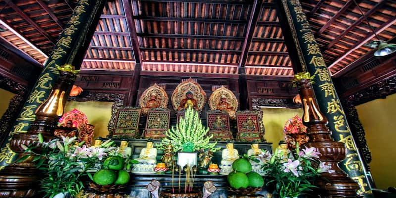 Khu vực chánh điện của chùa Dược Sư