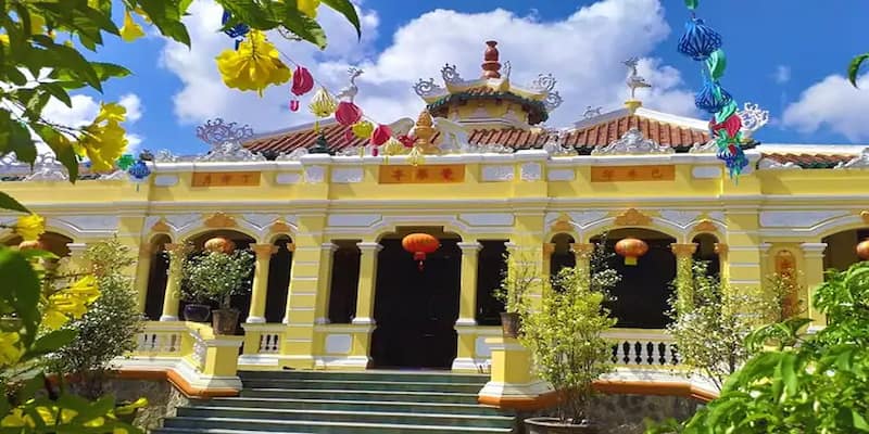 Chùa Dược Sư là cách gọi gần gũi của người dân địa phương