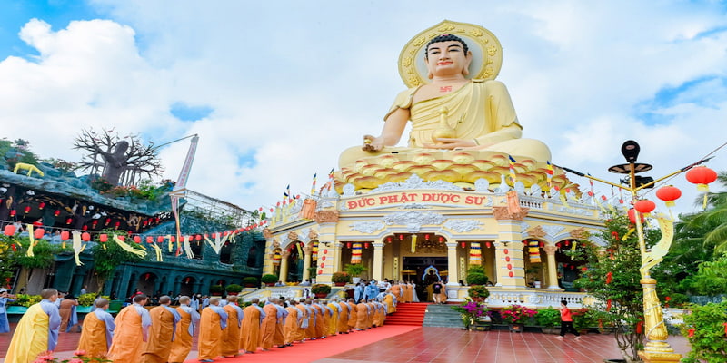 Chùa Dược Sư với không gian rộng lớn bao quanh