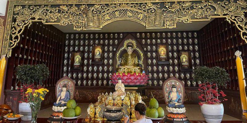 Chính điện là nơi người dân và phật tử đến chiêm bái, cầu may