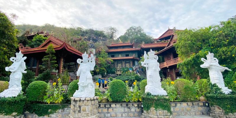 Tượng của 4 vị hộ pháp nằm ngay trước khuôn viên