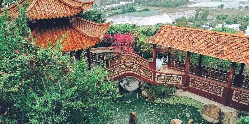 Khuôn viên chùa với rất nhiều cây xanh đổ bóng mát