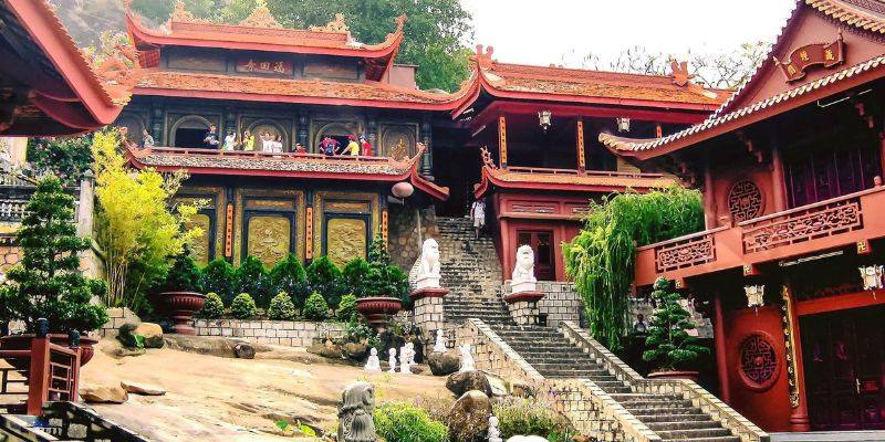 Chùa Hang (Phước Điền Tự) là một ngôi chùa cực kỳ nổi tiếng ở An Giang