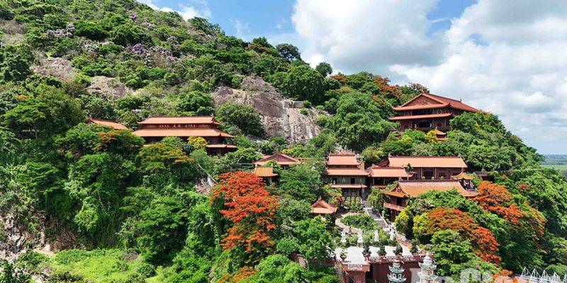 Ngôi chùa cổ kính nằm yên bên ngọn núi Sam