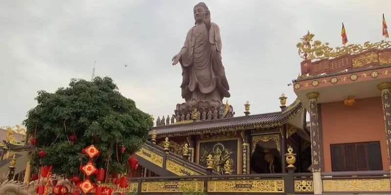 Chùa có nhiều cảnh quan đặc biệt để tham quan