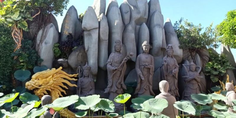 Trong khuôn viên có nhiều công trình thờ tự lớn nhỏ khác