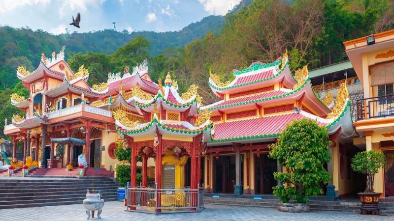 Chùa Linh Sơn Tiên Thạch nổi tiếng linh thiêng