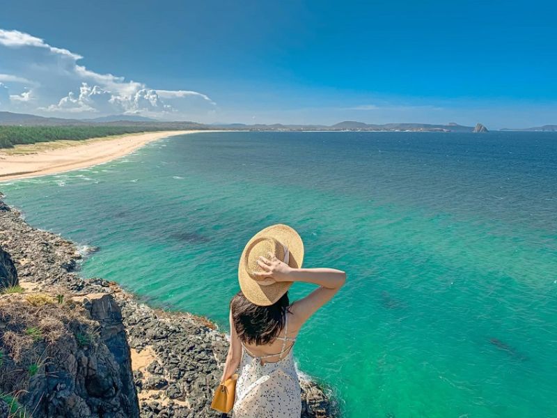 Bãi Rạng dưới chân núi Sơn Trà với biển xanh cát vàng đẹp tuyệt