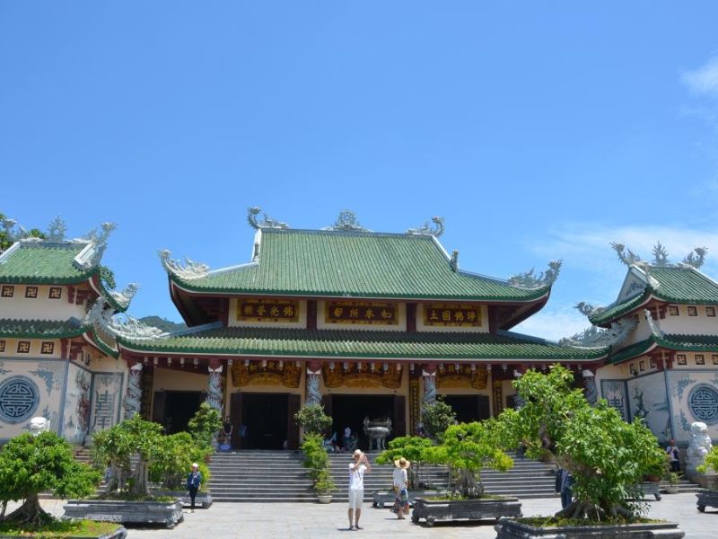 Chùa có các công trình điện thờ độc đáo