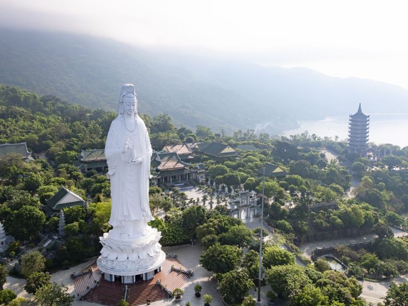 Tượng Phật Bà Quan Âm đặt trước sân