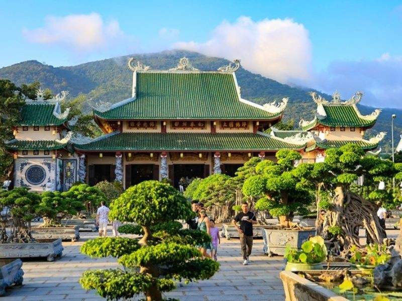 Không gian ngôi chùa yên bình và thanh tịnh