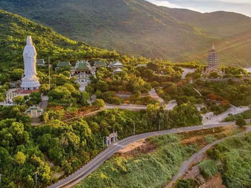 Đường di chuyển lên chùa Linh Ứng rất dễ đi