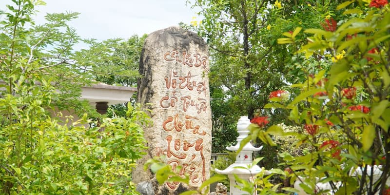 Chùa Long Phước thu hút khách tham quan bởi nhiều công trình đồ sộ