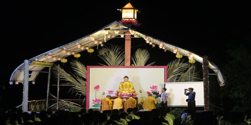 Tới Chùa Long Phước để dâng hương cầu nguyện