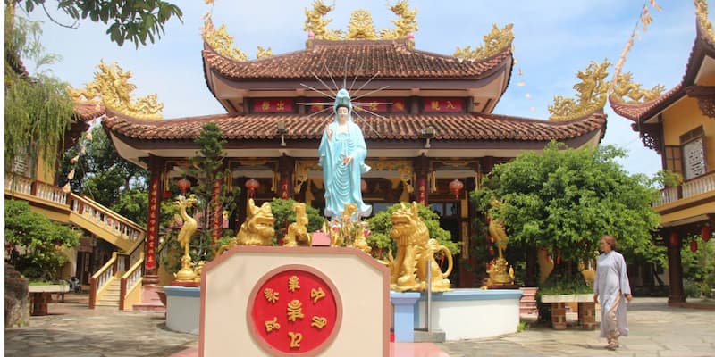 Du khách cần chấp hành các quy định chung của Chùa Long Phước