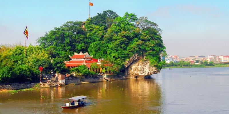 Chùa nằm trên ngọn núi Non Nước thuộc thành phố Ninh Bình