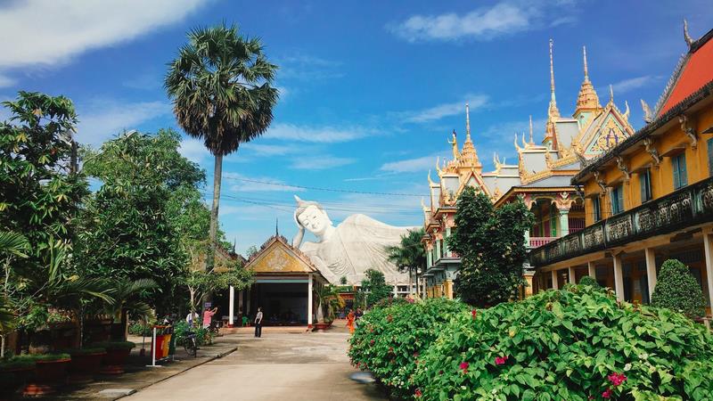 Chùa nổi tiếng linh thiêng nên bạn có thể tới chiêm bái