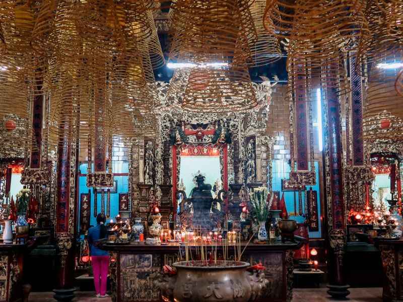 Không gian thờ cúng trang nghiêm được thiết kế với chi tiết độc đáo