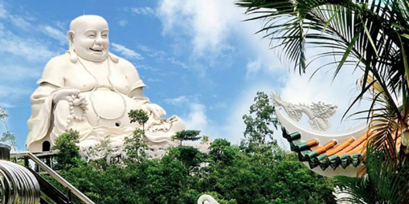 Tượng Phật Di Lặc khổng lồ là biểu trưng của chùa