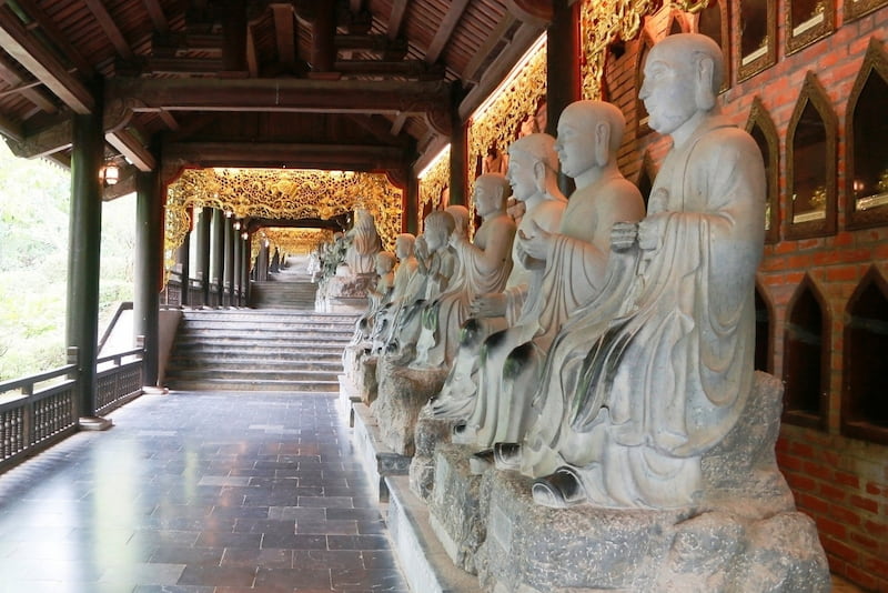 Bên trong chùa có dãy tượng La Hán đặt 2 bên