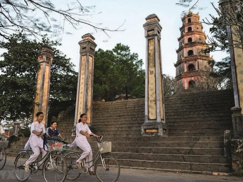 Đi xe đạp xung quanh ngôi chùa cảm nhận được sự yên bình