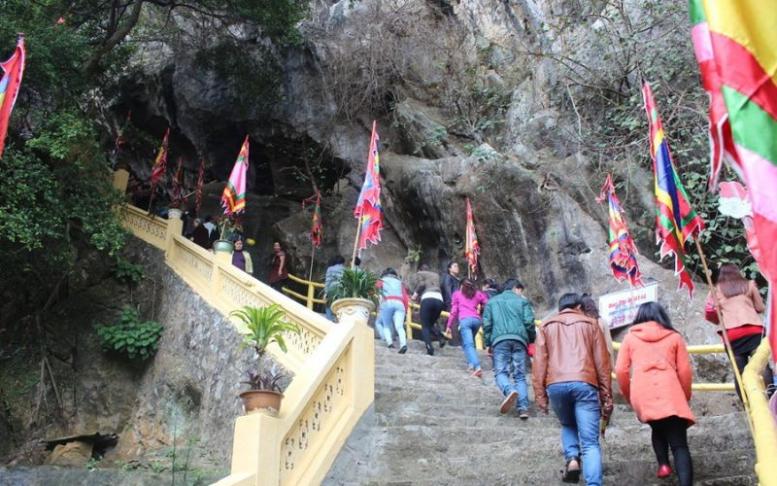 Chùa Tiên nằm trên núi đá