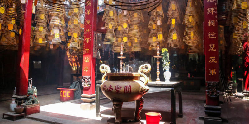 Chùa xây dựng theo kiến trúc chữ “Phú” và mang đậm văn hóa người Hoa