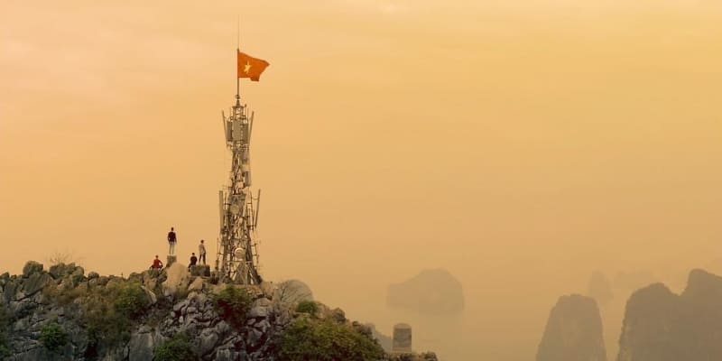 Chụp ảnh cùng lá cờ đỏ sao vàng trên đỉnh núi