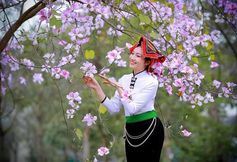 Kinh nghiệm chọn trang phục khi chụp ảnh hoa ban Điện Biên