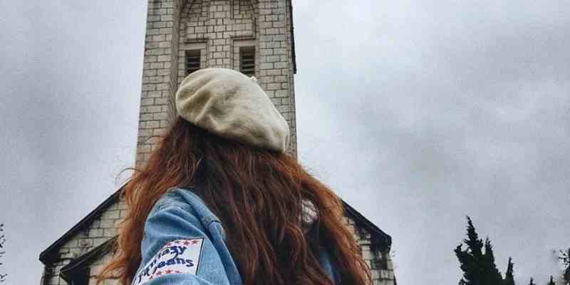 Chụp ảnh sống ảo ngay phông nền cổ kính