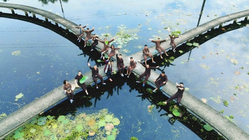 Chụp hình sống ảo ở cầu chữ X