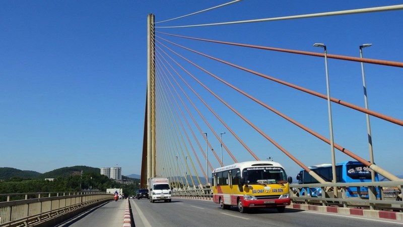 Có nhiều cách di chuyển thuận tiện tới cây cầu