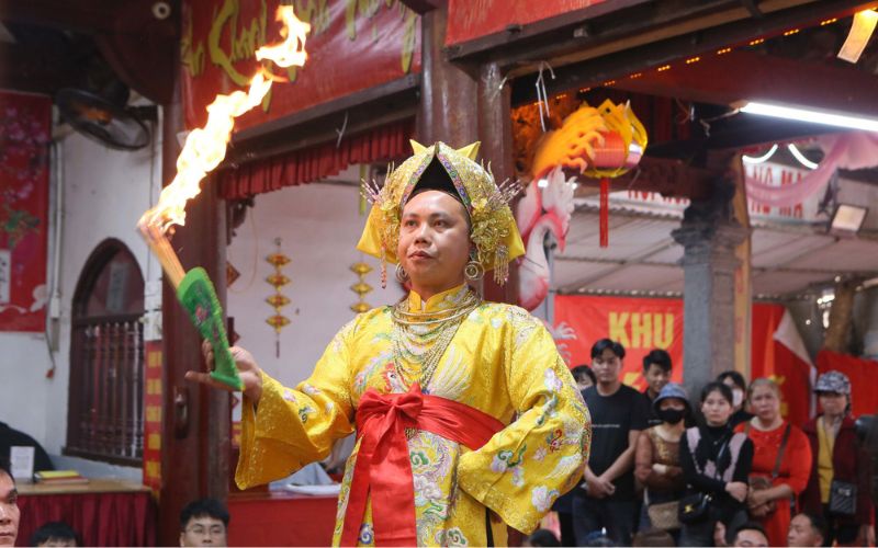 Có nhiều nghi lễ khác nhau được tổ chức tại đền Phủ Dầy